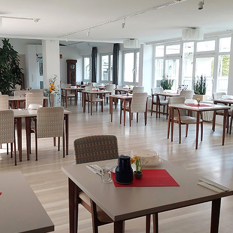 Tische und Stühle im Restaurant Lambertinum